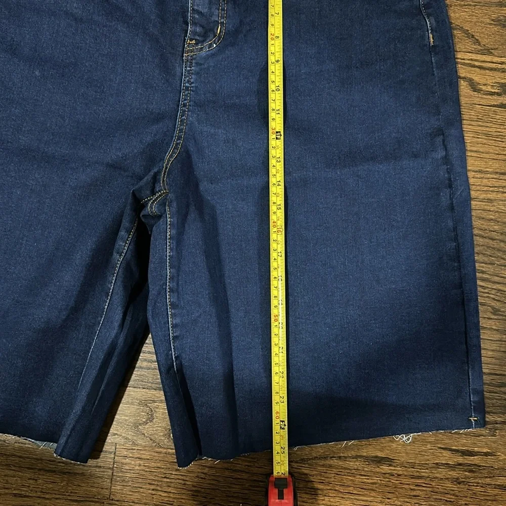 New York and Company Curvy Stretch High Rise 12-Inch Cut Off Blue Jean Shorts 16 - Picture 4 of 9